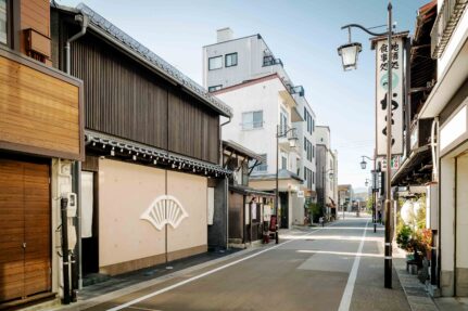 飛騨高山にNEW OPEN!少人数から大人数のグループ旅行にも!隣合せの一棟貸し町家宿「花里町 あおの花 」「花里町 ゆきの花 」