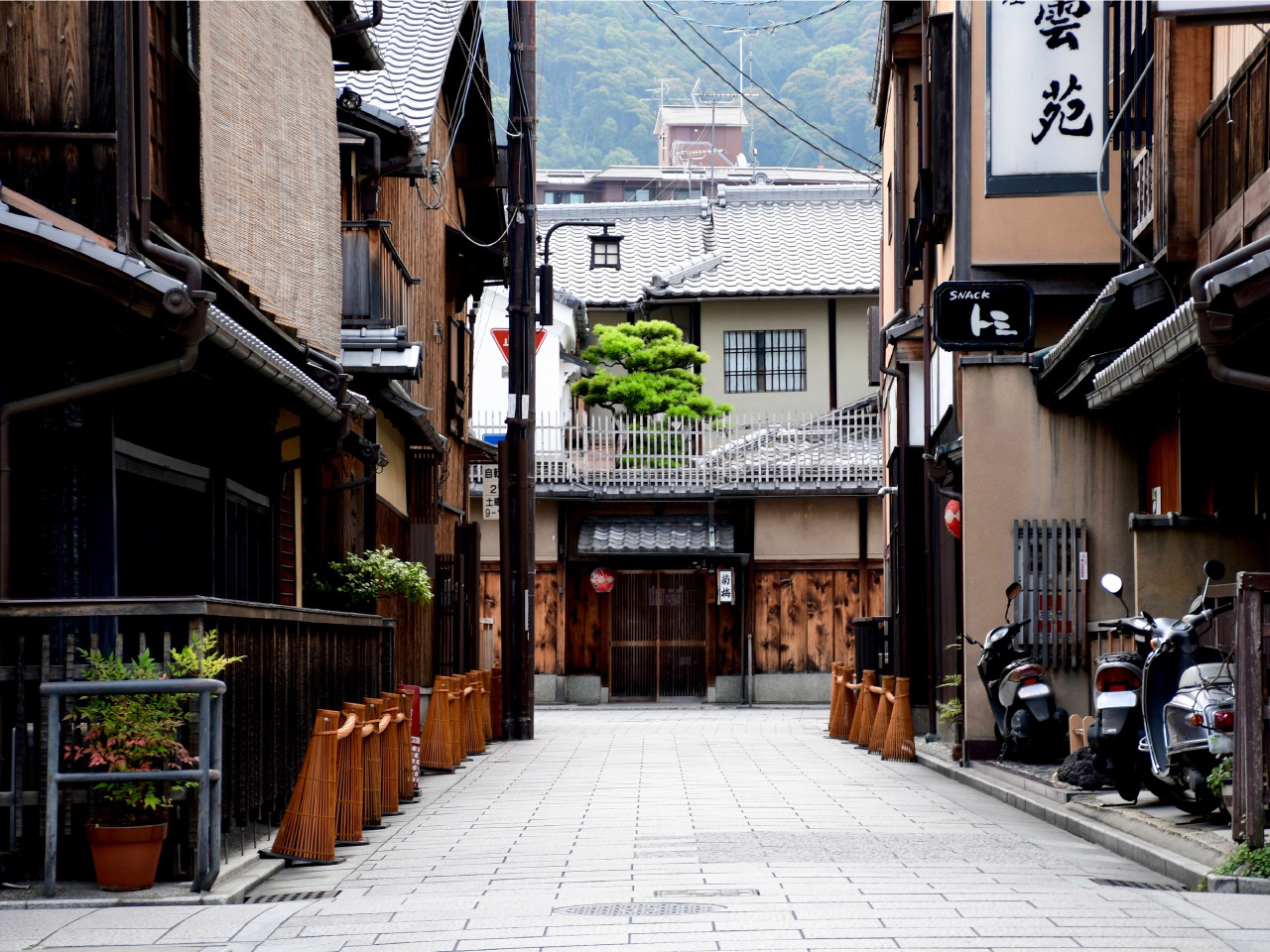 An Early Morning Walk in Gion, Kyoto