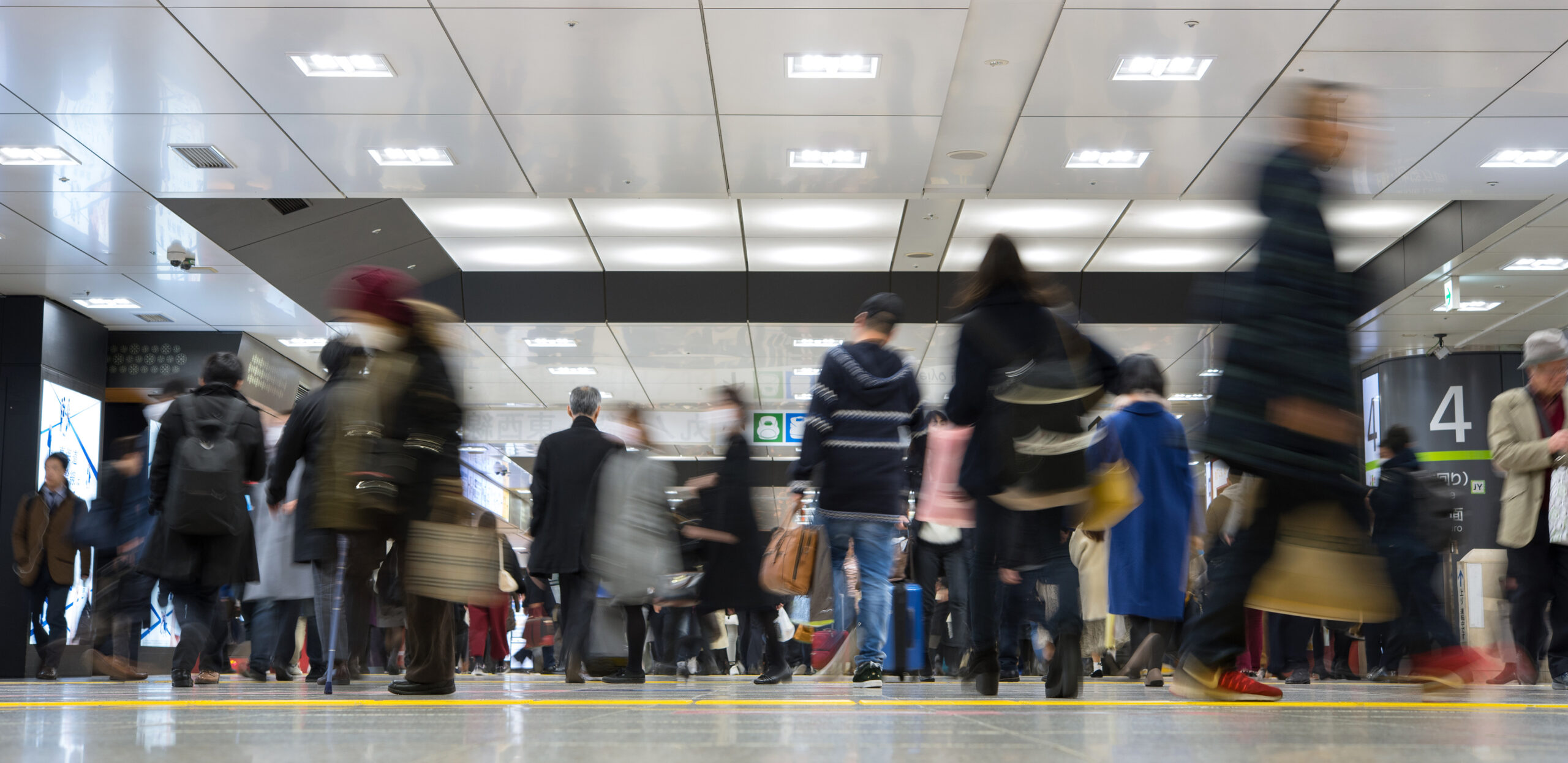 Passengers at Tokyo Railway Station　乗客が行き交う東京駅の構内