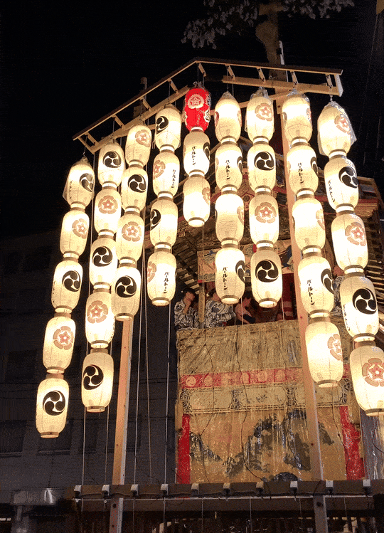 Image and sound of the yamahoko float in the evening. Japanese lanterns light up the floar.