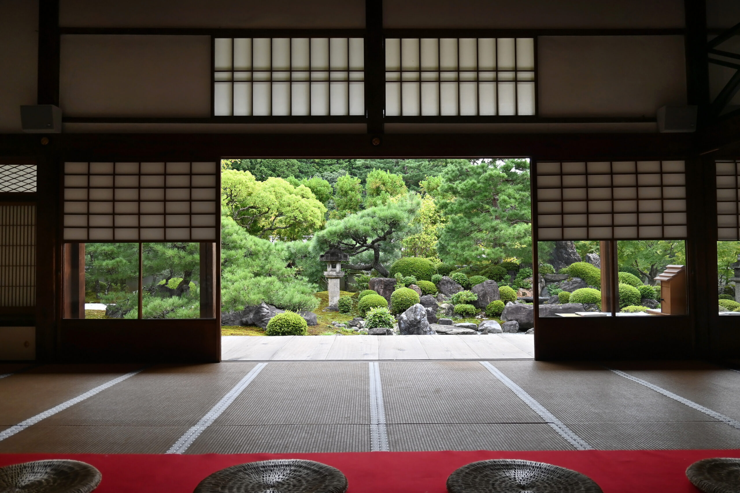 禅の世界 京都市岩倉妙満寺の雪の庭 Zen garden in Kyoto