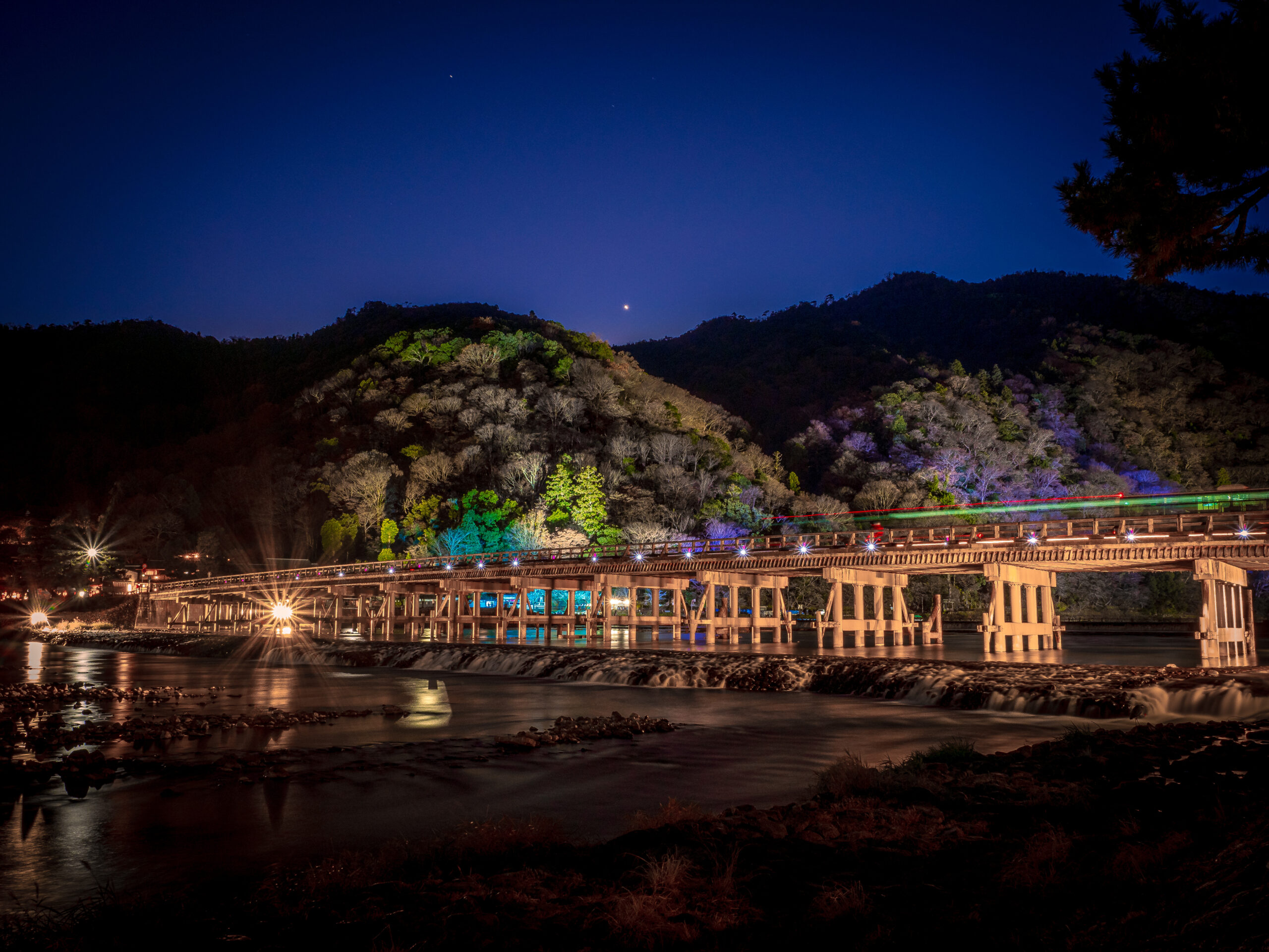 京都嵐山の渡月橋のライトアップ Togetsukyo Bridge in Arashiyama, Kyoto