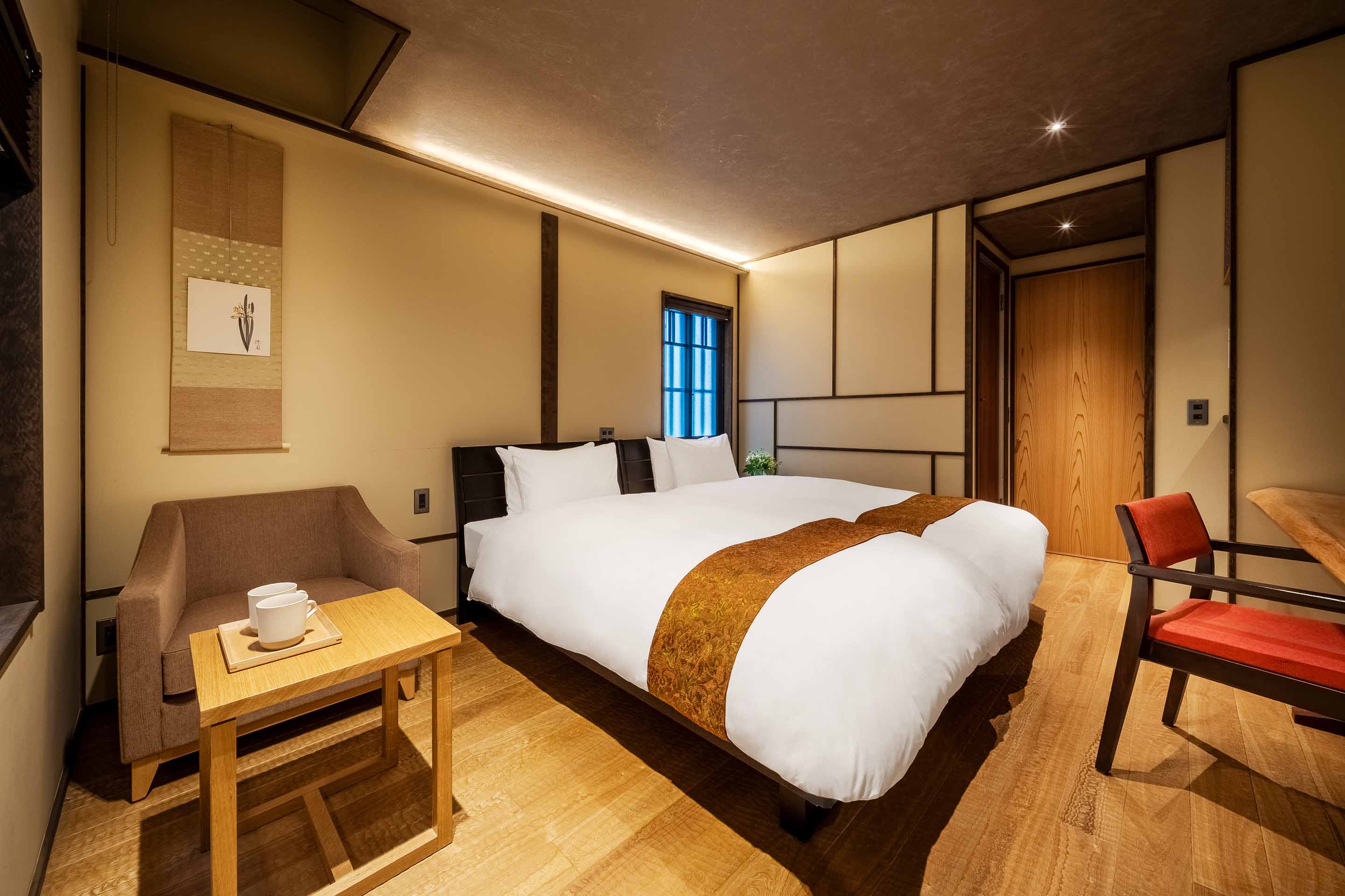 Superior Hollywood Twin