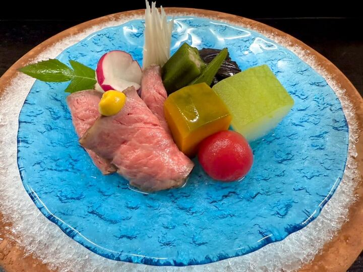 飛騨牛のローストビーフと夏野菜の炊き合わせ〈季節限定〉