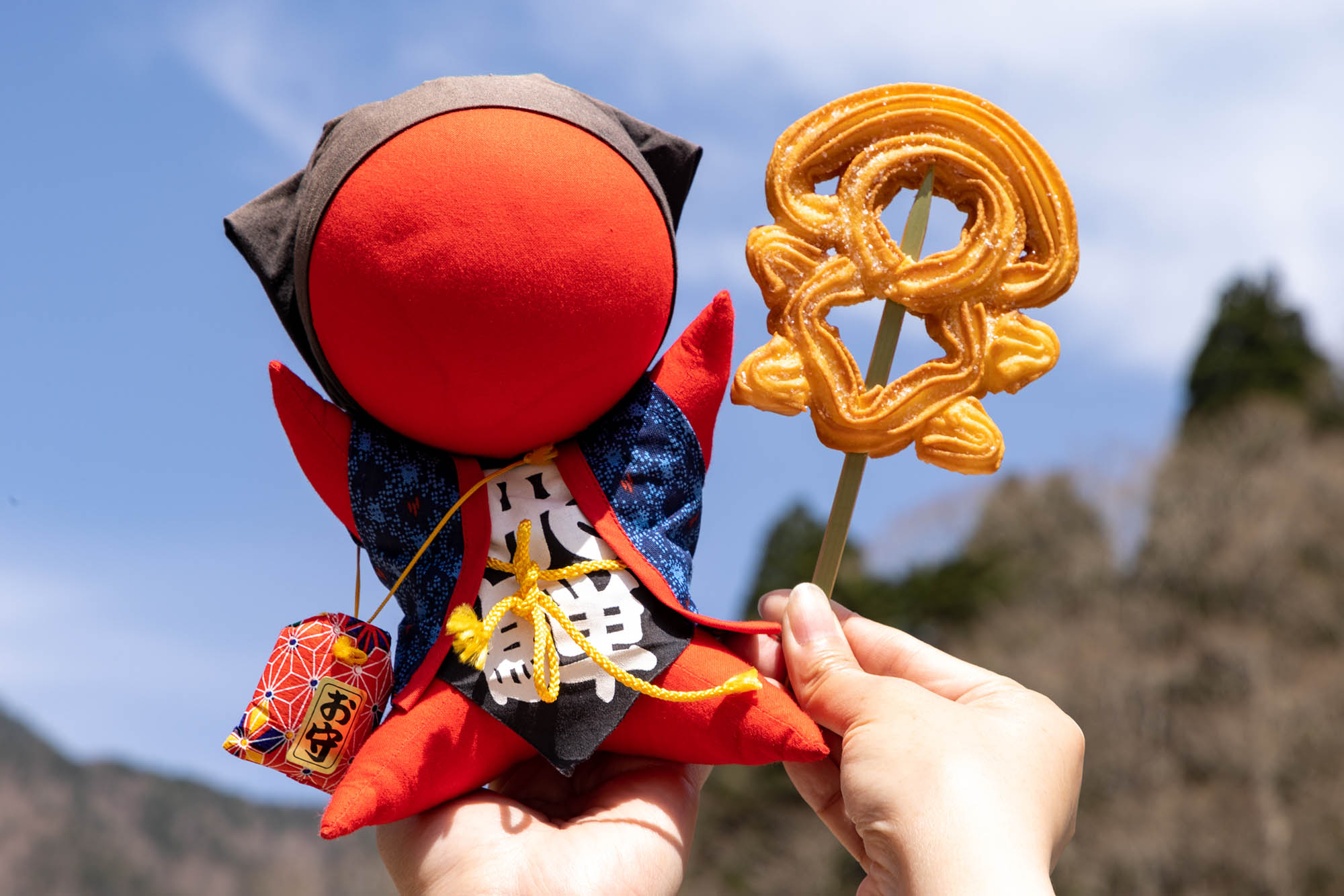 民芸品のさるぼぼと、観光地で人気のさるぼぼチュロス/ Traditional Sarubobo Dolls and Sarubobo Churros 