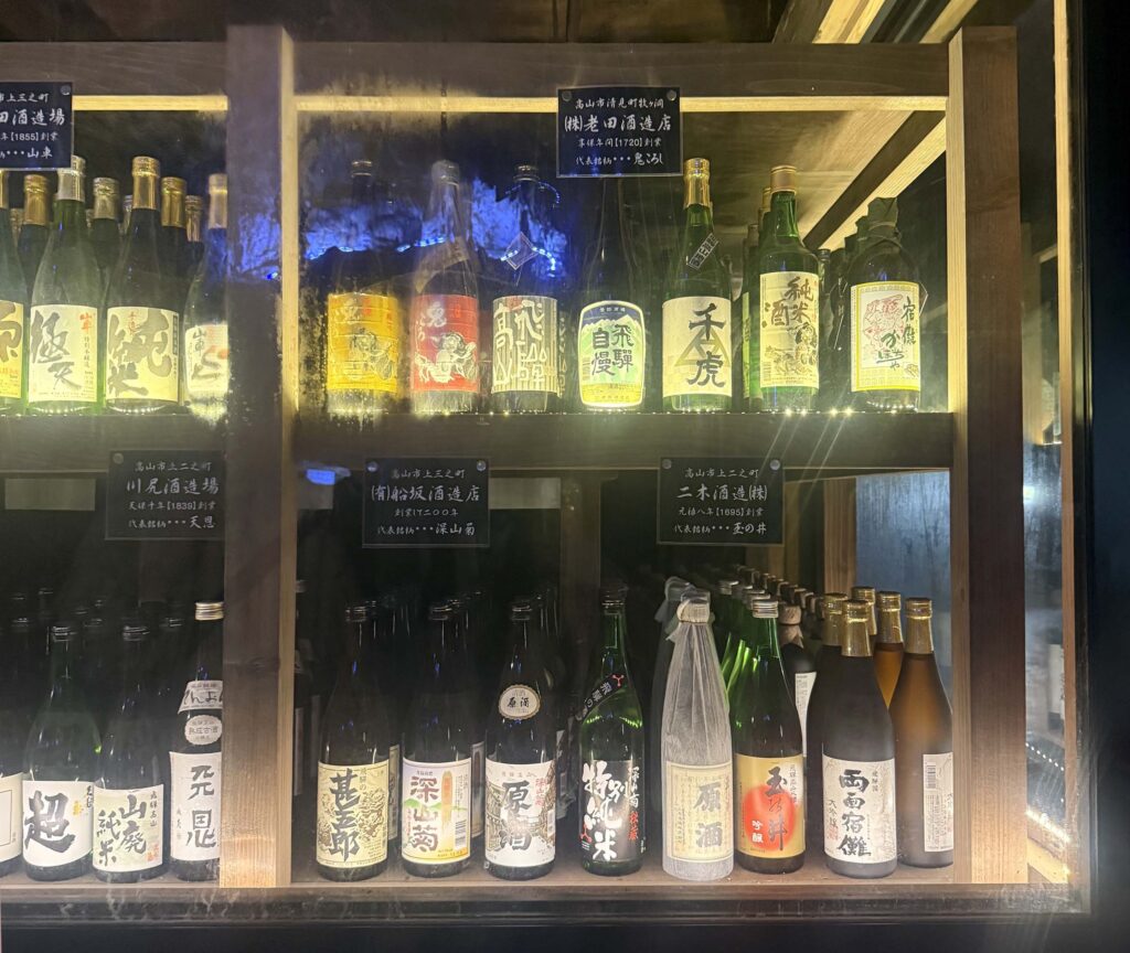 Sake tasting spot inside Hida Daishonyudo Cave/ 飛騨大鍾乳洞の中でさまざまな地酒を楽しめるスポット