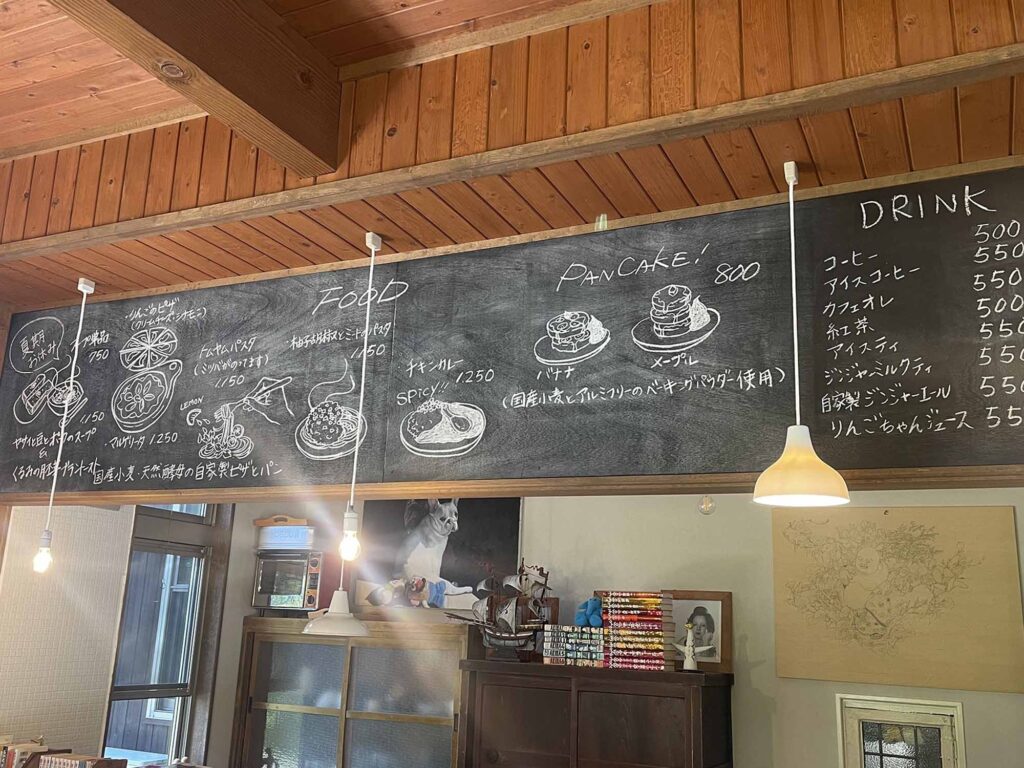 手作りのスイーツや料理、ドリンクをじっくり堪能できるカフェ