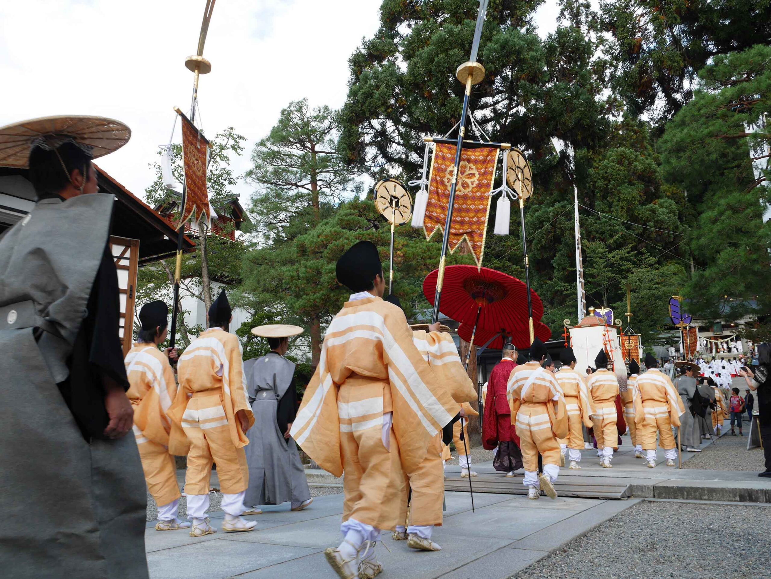 時代絵巻を見ているかのような祭り行列「御神幸（ごしんこう）」