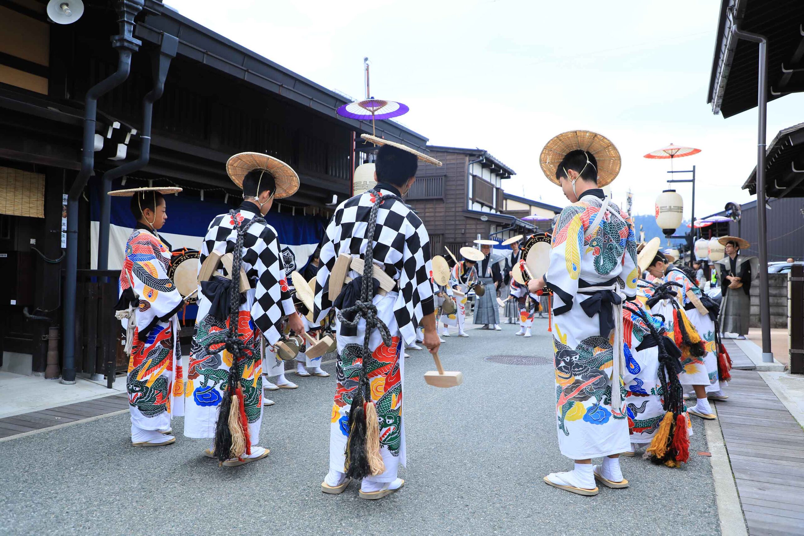高山祭の祭り行列では様々な伝統衣装をみることができる